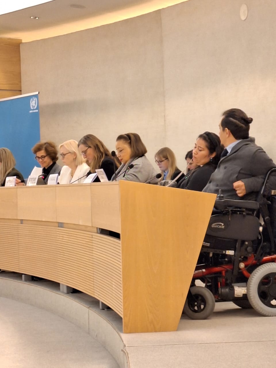 Panel con varias personas frente a sus micrófonos.